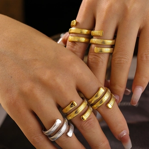 Anillo estilo Tubogas en oro y plata con una elegante textura metálica rayada
