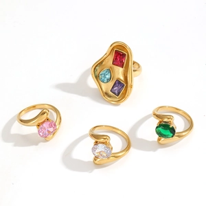 Set di anelli in acciaio al titanio dorato con zirconi colorati in stile moderno a cera fusa