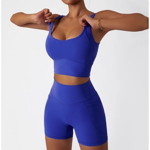 Détail de l'ensemble de yoga bleu avec short taille haute, poche latérale et tissu mat
