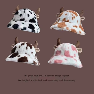 Cappelli a secchiello in peluche con corna e stampa mucca in quattro colori invernali