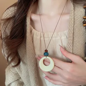 Collier rétro avec pendentif géométrique en acrylique et perles marbrées sur cordon