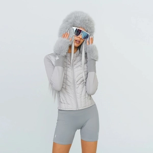 Set moda invernale con gilet imbottito grigio chiaro, colbacco e polsini in ecopelliccia