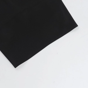 Vue détaillée montrant les coutures précises et la texture du tissu en satin noir