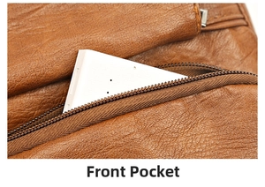 Détail d'un sac à bandoulière vintage en cuir marron avec une poche zippée à l'avant