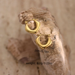 Detailed size and weight view of 18K gold-plated square hoop earrings on stone background