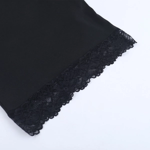 Détail de la bordure en dentelle noire et du tricot soyeux sur un haut d'été chic