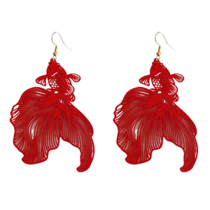 Élégantes boucles d'oreilles carpe koï rouges avec textures d'écailles évidées en métal