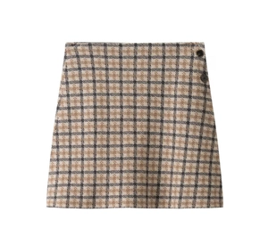 Détail d'une jupe en laine mélangée à carreaux avec boutons marron et texture tissée