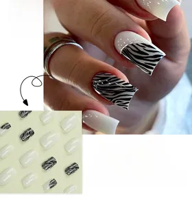Dettaglio di unghie finte quadrate con motivo zebrato e design french tip bianco