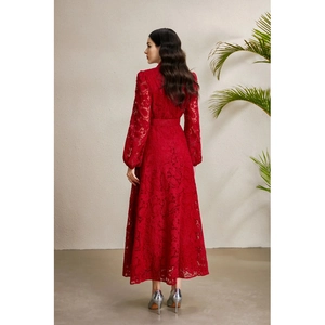 Robe longue en dentelle rouge à manches bouffantes et jupe fluide, vue de dos chic