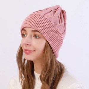Primer plano de gorro de punto rosa con patrón de ondas usado por una modelo