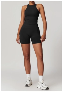 Détail d'un ensemble de yoga noir sans couture avec haut dos nageur et short de cycliste