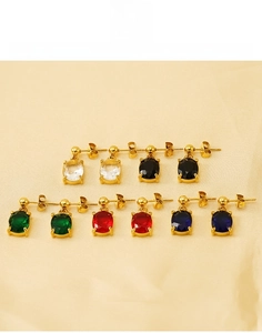 Détail de boucles d'oreilles en acier titane avec zircons ovales en cinq couleurs