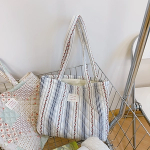 Détail du sac cabas en coton matelassé avec fleurs, rayures et étiquette française