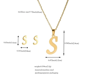 Specifiche dettagliate delle dimensioni per il set collana e orecchini a lettera S in oro
