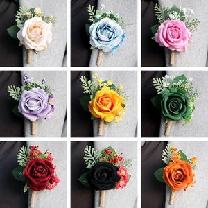 Neuf couleurs de corsages de roses artificielles avec tiges en corde sur revers