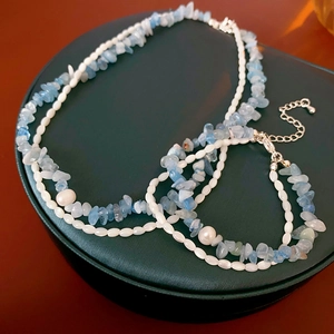 Détail du collier double rang avec perles d'eau douce et pierres d'aigue-marine