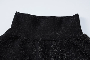 Gros plan détaillé du col montant avec des paillettes noires scintillantes sur la robe