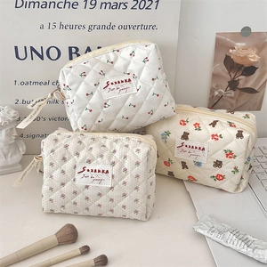 Trois trousses de maquillage matelassées à motif floral et ours avec fermeture éclair