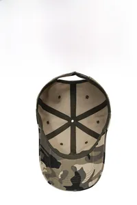 Détails intérieurs de la casquette camouflage montrant les coutures et l'aération
