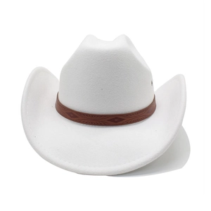 Dettaglio cappello da cowboy bianco in feltro con cinturino decorativo in pelle marrone