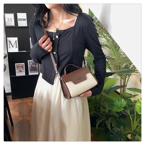 Sac bandoulière rétro en cuir marron et paille tressée porté par un mannequin