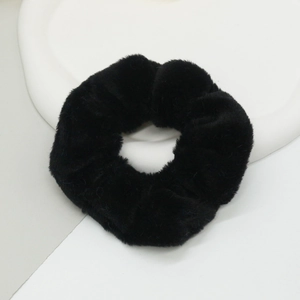 Détail d'un chouchou en peluche noir en fausse fourrure de lapin à la texture douce