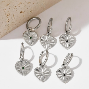 Trois paires de boucles d'oreilles créoles cœur avec pierres vertes, claires et noires