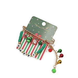 Détail de la broche de Noël avec pompon et breloque Père Noël sur carte de vœux