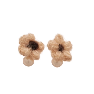Elegant knit flower pearl earrings in light brown plush design for autumn and winter