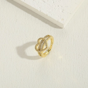 Détail d'une bague cœur plaquée or 14 carats avec zircons et pierres rectangulaires