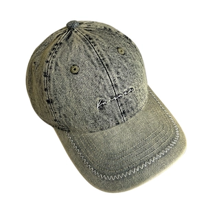 Vintage Denim Baseballkappe mit Stickerei und dekorativen weißen Z-Nähten am Schirm