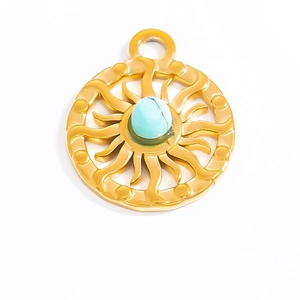 Pendente mandala sole dorato con pietra turchese su sfondo bianco