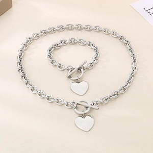 Vista dettagliata del set di gioielli con collana e bracciale a cuore in acciaio inox