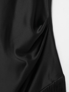 Détail du tissu en satin noir avec fronces latérales et finitions franges élégantes