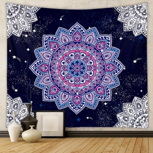 Detail eines böhmischen Mandala-Wandteppichs mit rosa Sternen und kosmischen Mustern