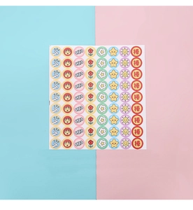 Détail d'autocollants de récompense colorés avec pouce levé et couronne pour élèves