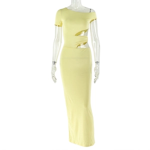 Détail de la robe asymétrique jaune pâle avec découpes ajourées à la taille
