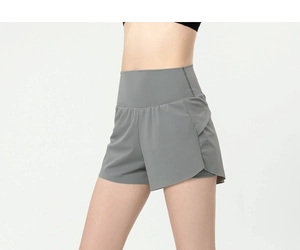 Détails du short de sport gris taille haute avec perforations laser respirantes sur le côté