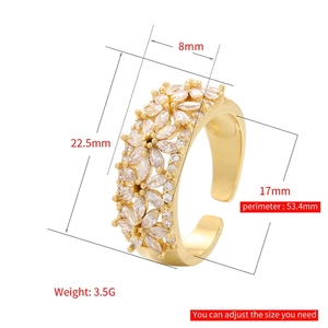 Anello regolabile in oro a forma di fiore con zirconi taglio marquise su bianco