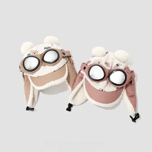 Detailansicht der Kinder Fliegermütze mit Fleece, Schutzbrille und Bärenmuster