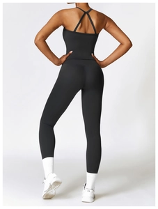 Vue de dos d'un ensemble de yoga noir avec brassière croisée et legging taille haute