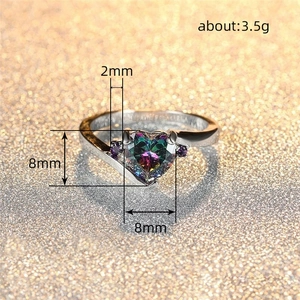Regenboog hart edelsteen ring in zilveren afwerking met paarse zijstenen en 8mm steen