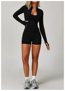 Completo da yoga nero 3 pezzi con giacca con zip e fori per i pollici e pantaloncini a vita alta