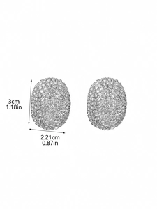 Dimensions détaillées des boucles d'oreilles ovales avec strass sur fond blanc épuré