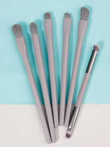 Détail d'un ensemble de 6 pinceaux à maquillage pour les yeux, manches gris violacé