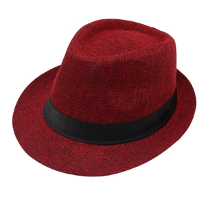 Detail der Textur eines dunkelroten Trilby-Hutes mit schwarzem Band und Webstruktur