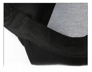 Vista macro della fascia tergisudore larga e delle cuciture fini del cappellino