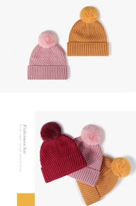 Détail de bonnets en maille chaude avec pompons en fausse fourrure en plusieurs couleurs