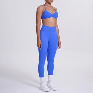 Dettaglio del reggiseno sportivo blu reale e dei leggings da yoga a vita alta coordinati